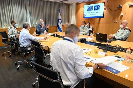 גנץ (בראש השולחן), ולצידו סגן הרמטכ"ל ומפקד פיקוד העורף // צילום: אריאל חרמוני, משרד הביטחון